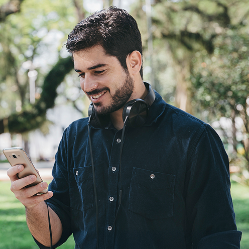 hombre con celular